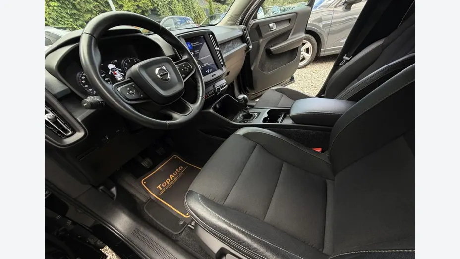 VOLVO XC40 -