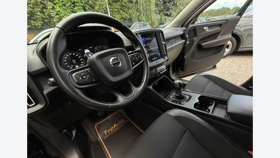 VOLVO XC40 -