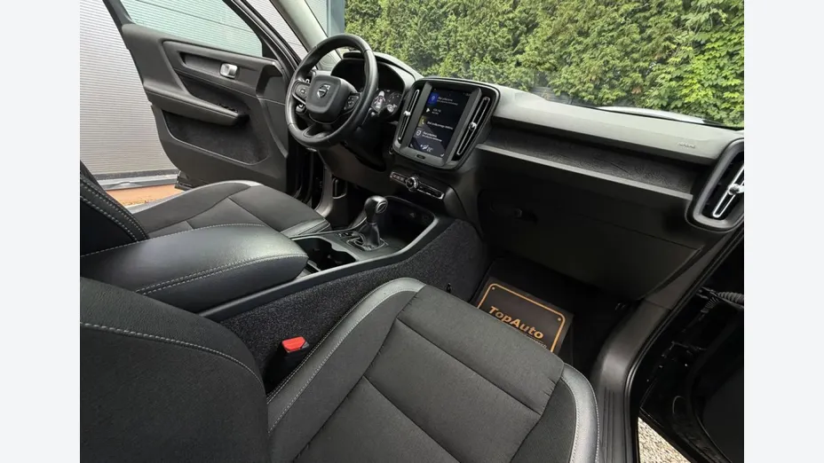 VOLVO XC40 -