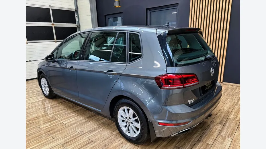 VOLKSWAGEN Golf Sportsvan -
