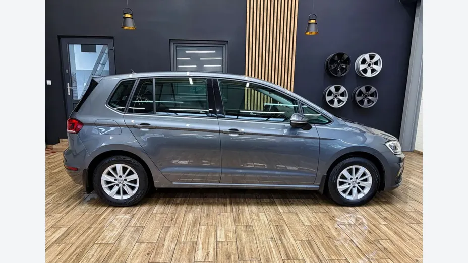 VOLKSWAGEN Golf Sportsvan -