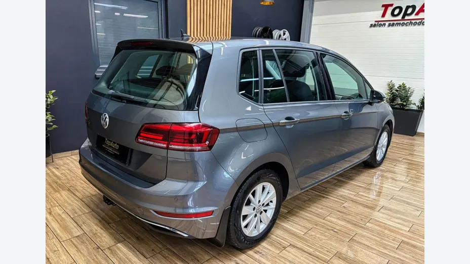 VOLKSWAGEN Golf Sportsvan -