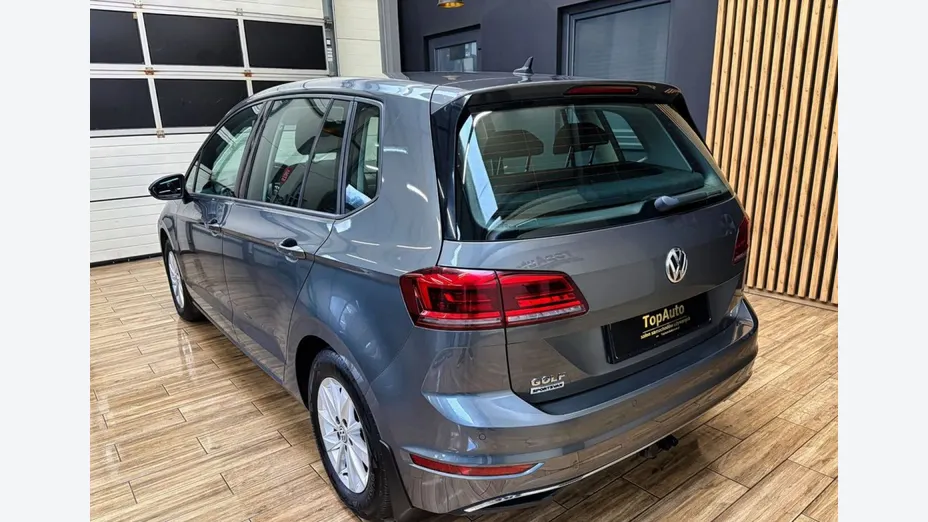 VOLKSWAGEN Golf Sportsvan -