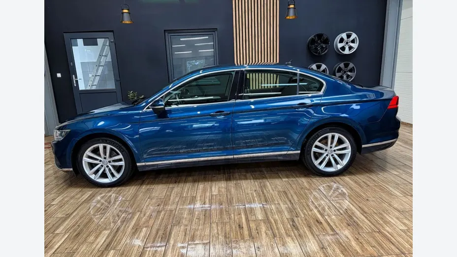 VOLKSWAGEN Passat -