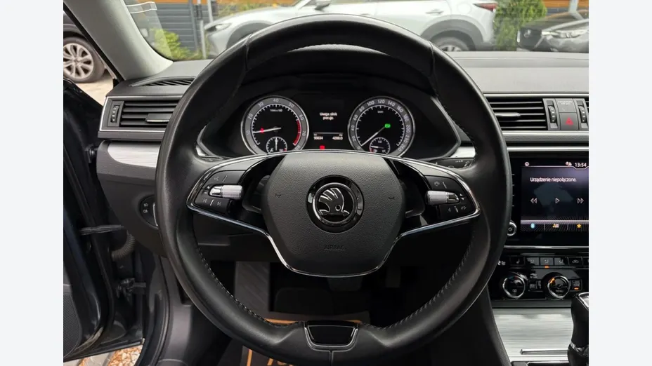 SKODA Superb -