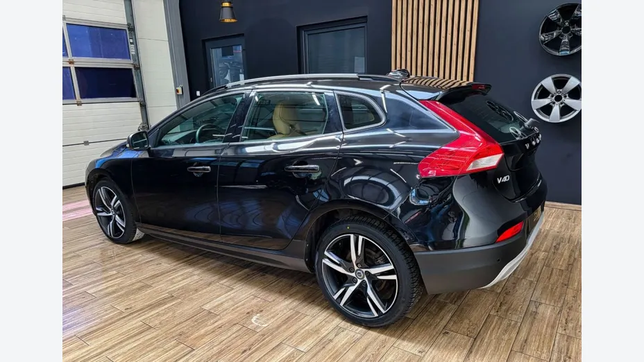 VOLVO V40 Cross Country -