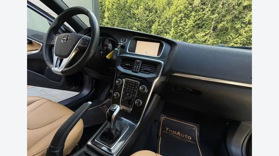VOLVO V40 Cross Country -