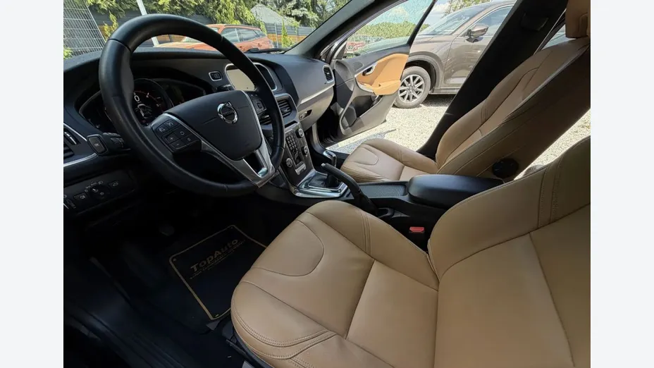 VOLVO V40 Cross Country -