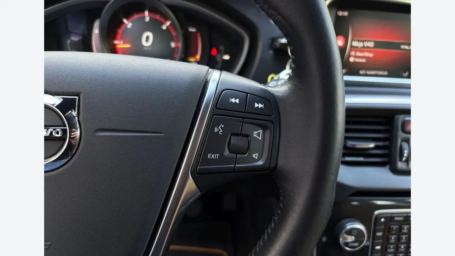 VOLVO V40 Cross Country -