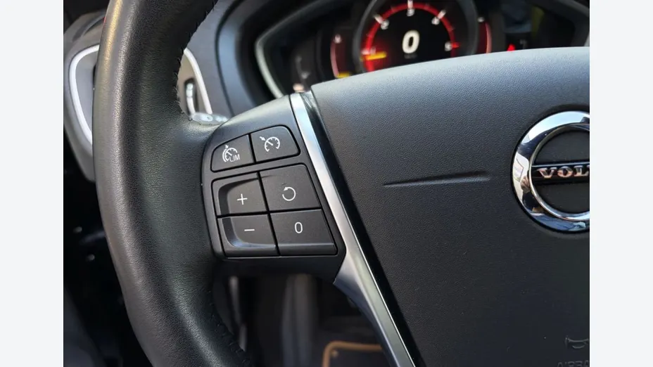 VOLVO V40 Cross Country -