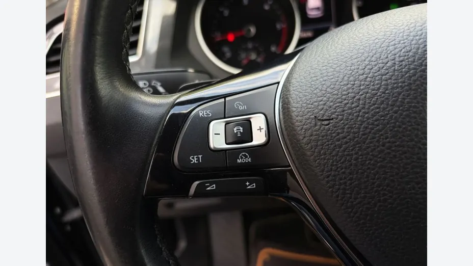 VOLKSWAGEN Tiguan -