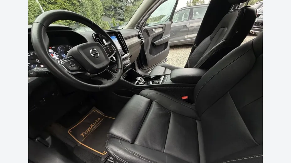 VOLVO XC40 -