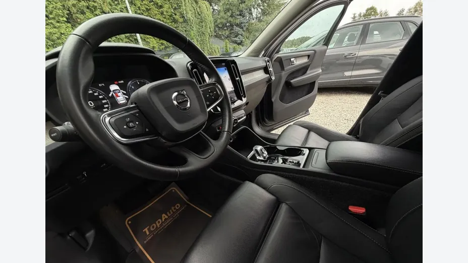 VOLVO XC40 -