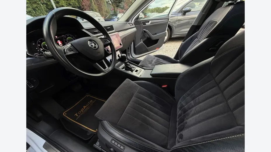 SKODA Superb -