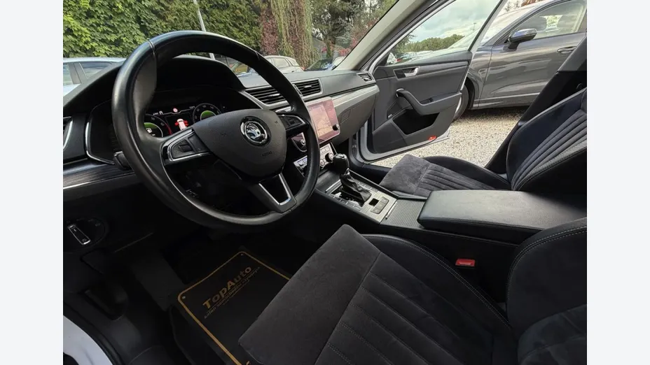 SKODA Superb -