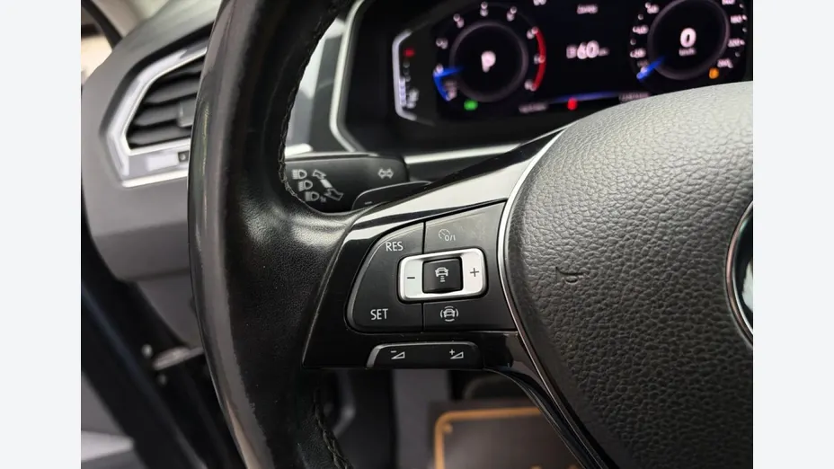 VOLKSWAGEN Tiguan -