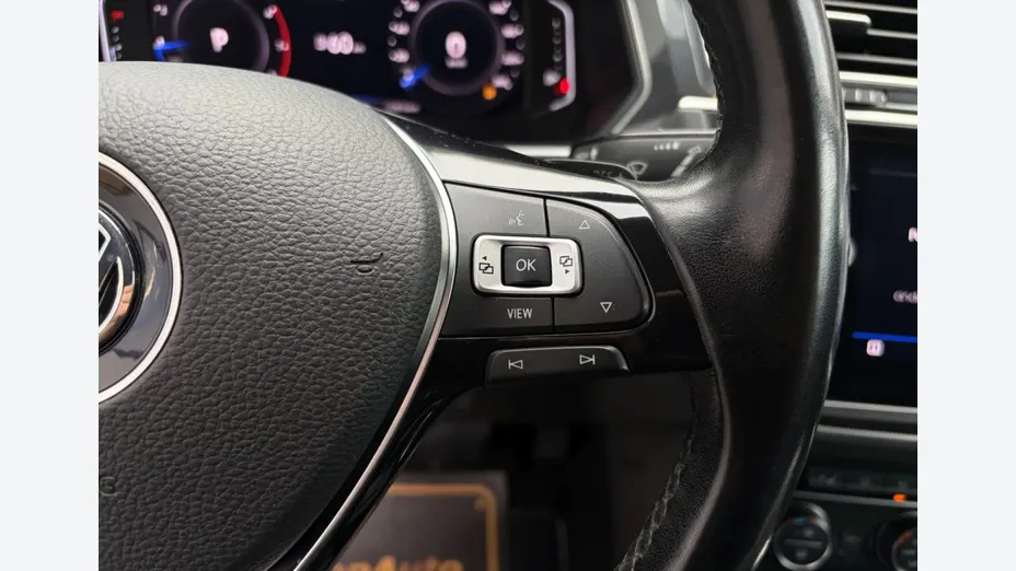VOLKSWAGEN Tiguan -