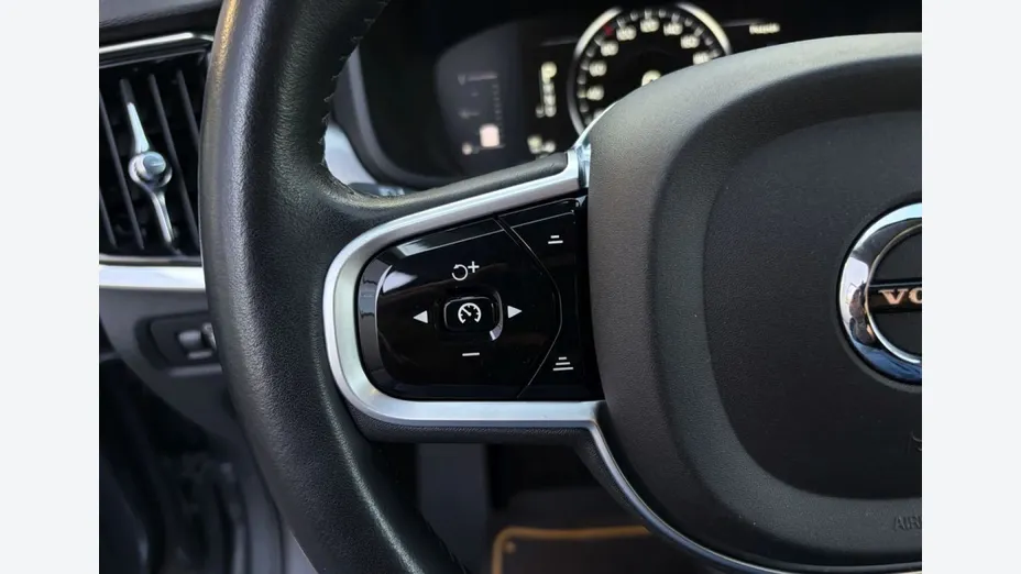 VOLVO V90 -