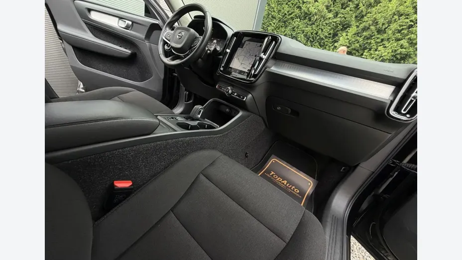 VOLVO XC40 -