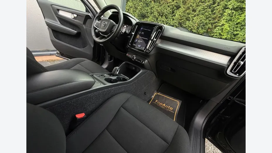 VOLVO XC40 -