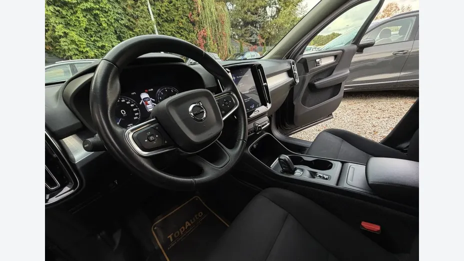 VOLVO XC40 -