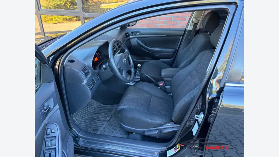 TOYOTA Avensis -