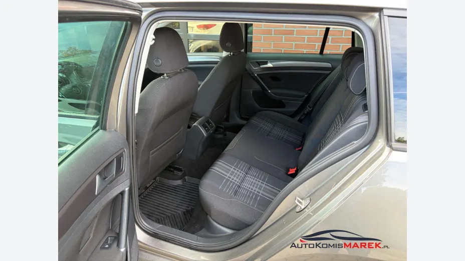 VOLKSWAGEN Golf -