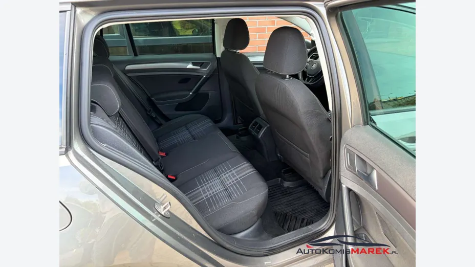 VOLKSWAGEN Golf -