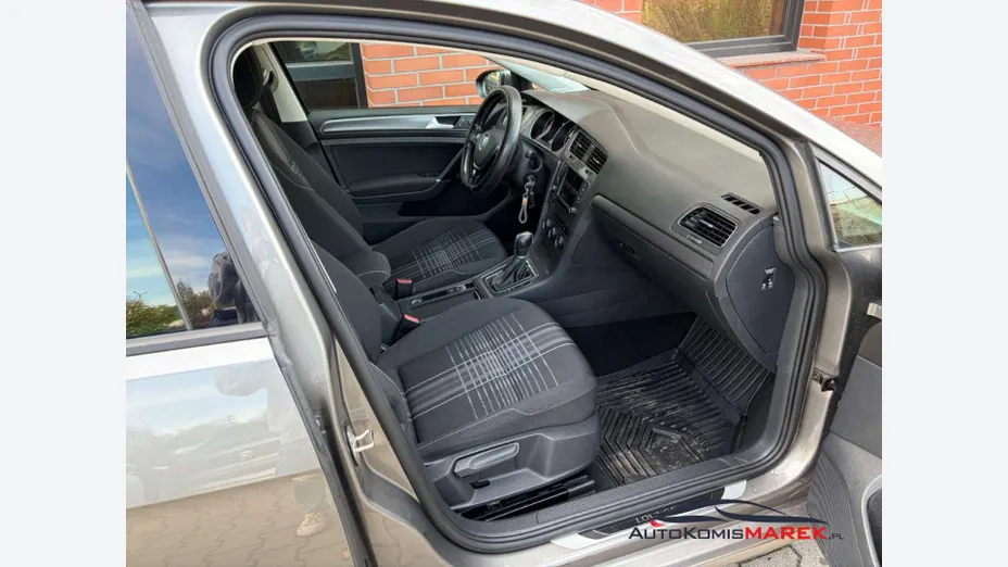 VOLKSWAGEN Golf -