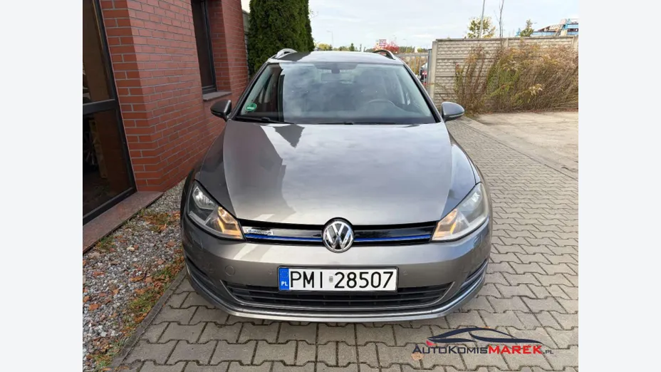 VOLKSWAGEN Golf -