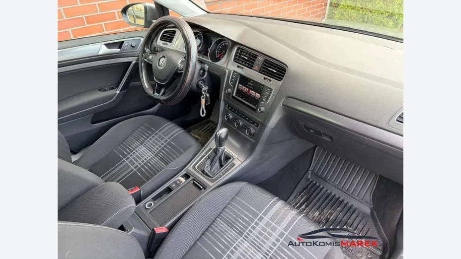 VOLKSWAGEN Golf -