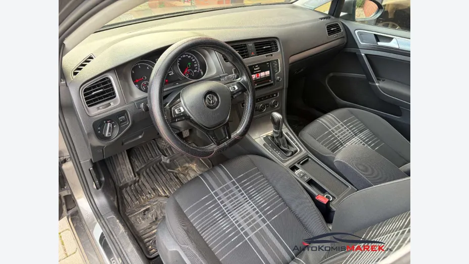 VOLKSWAGEN Golf -