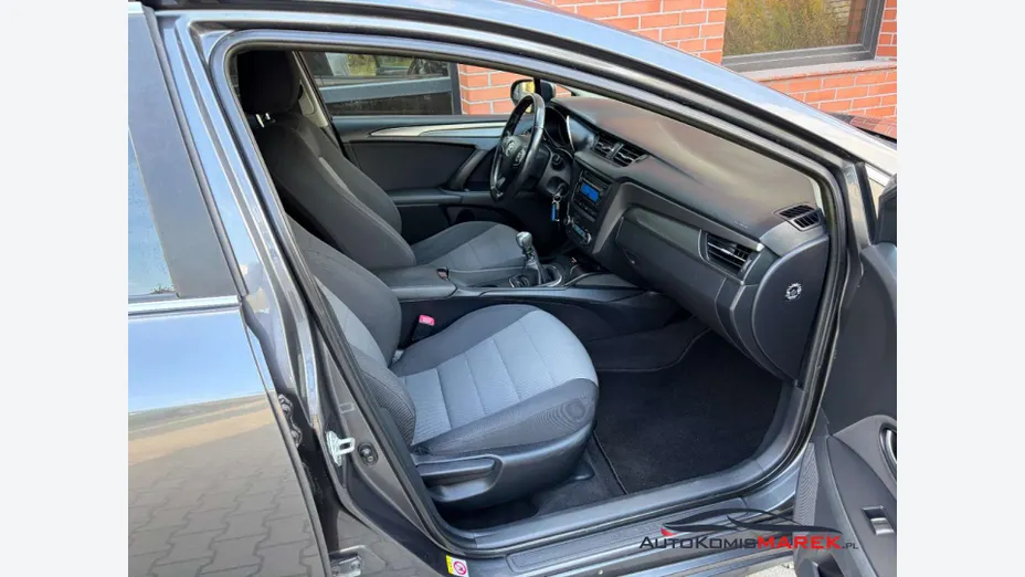 TOYOTA Avensis -