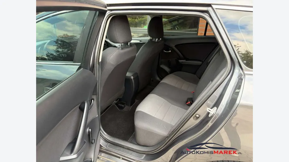 TOYOTA Avensis -