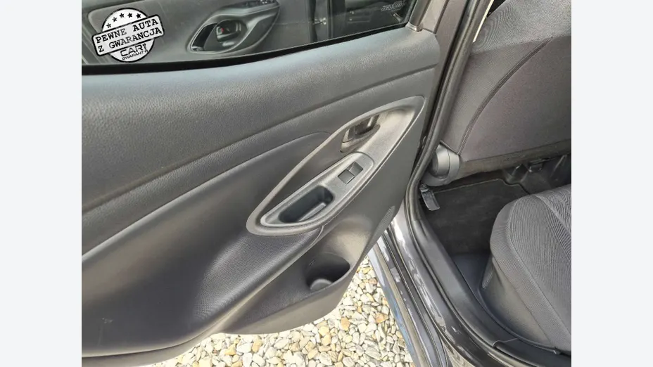 TOYOTA Yaris -