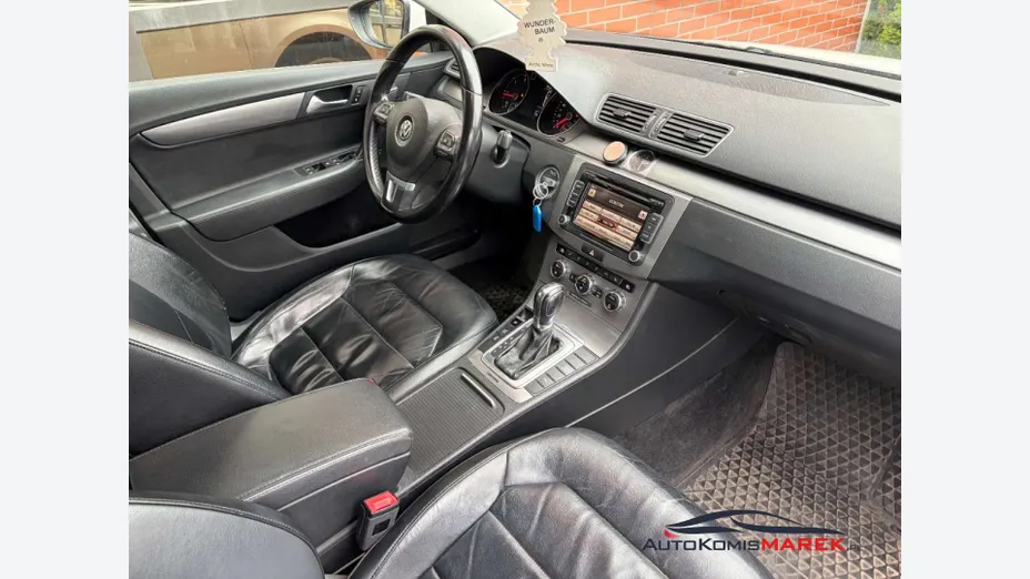 VOLKSWAGEN Passat -