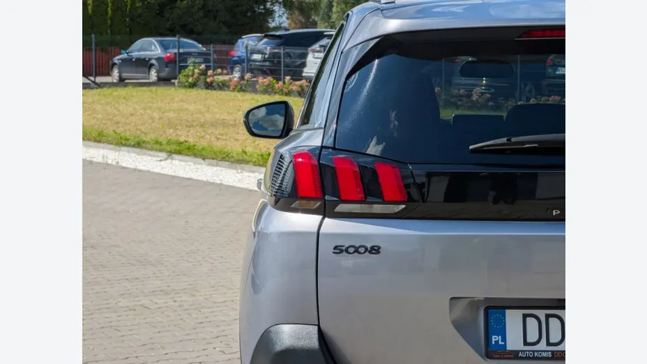 PEUGEOT 5008 -