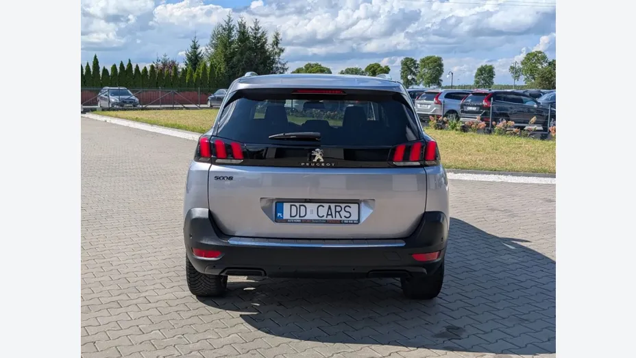 PEUGEOT 5008 -