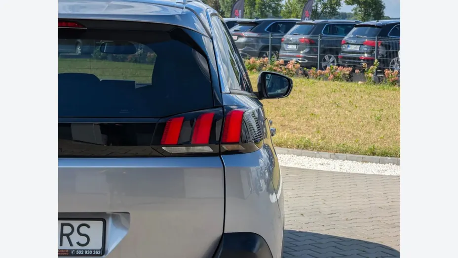 PEUGEOT 5008 -
