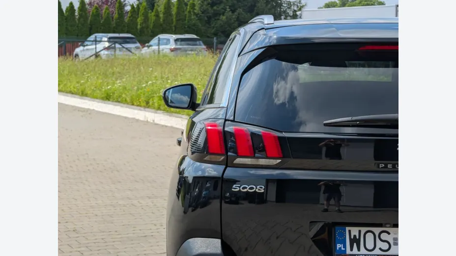PEUGEOT 5008 -