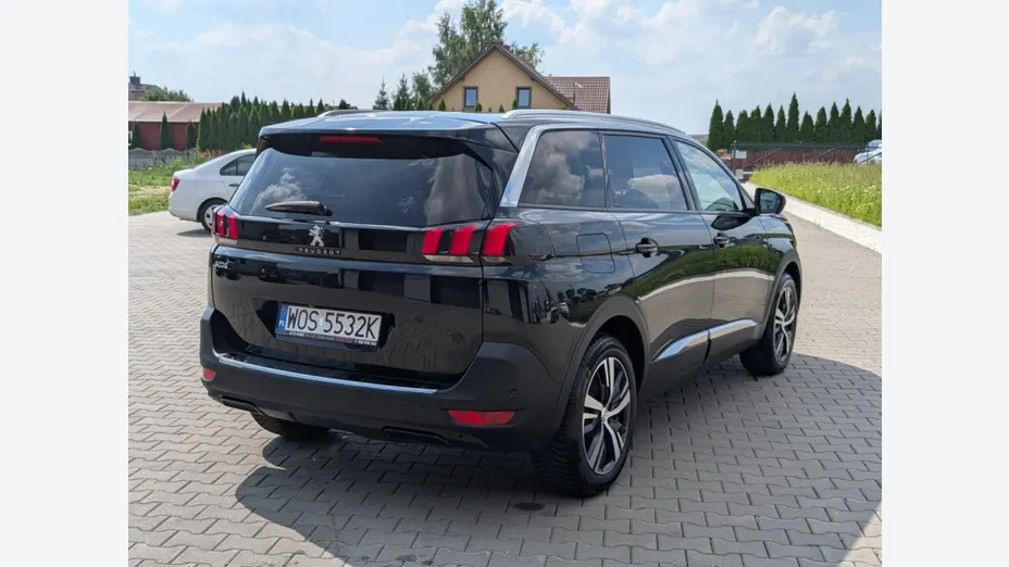 PEUGEOT 5008 -