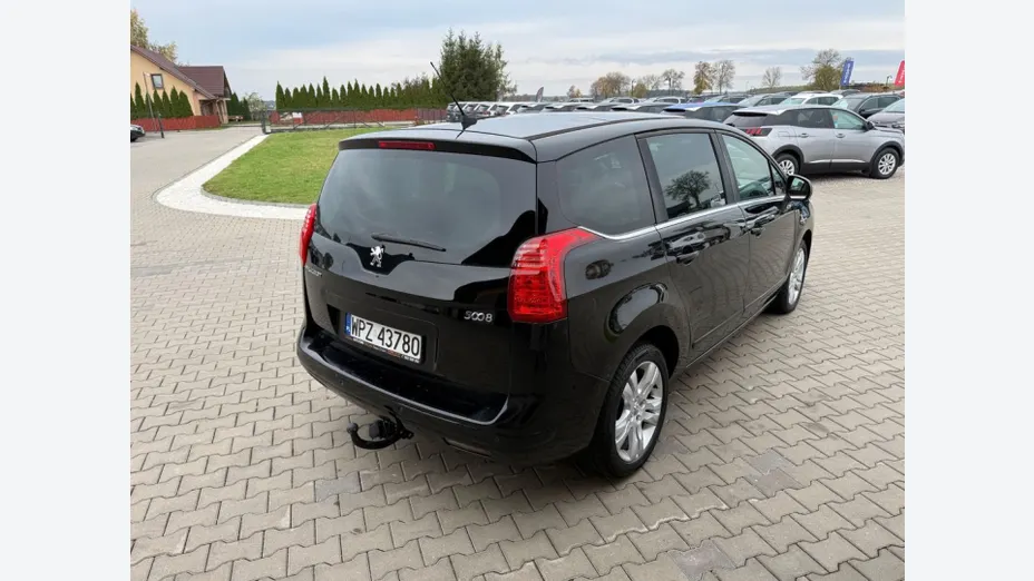 PEUGEOT 5008 -