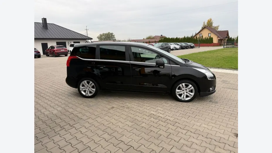 PEUGEOT 5008 -
