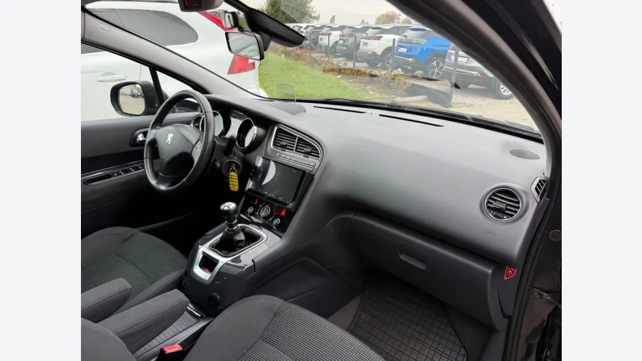 PEUGEOT 5008 -