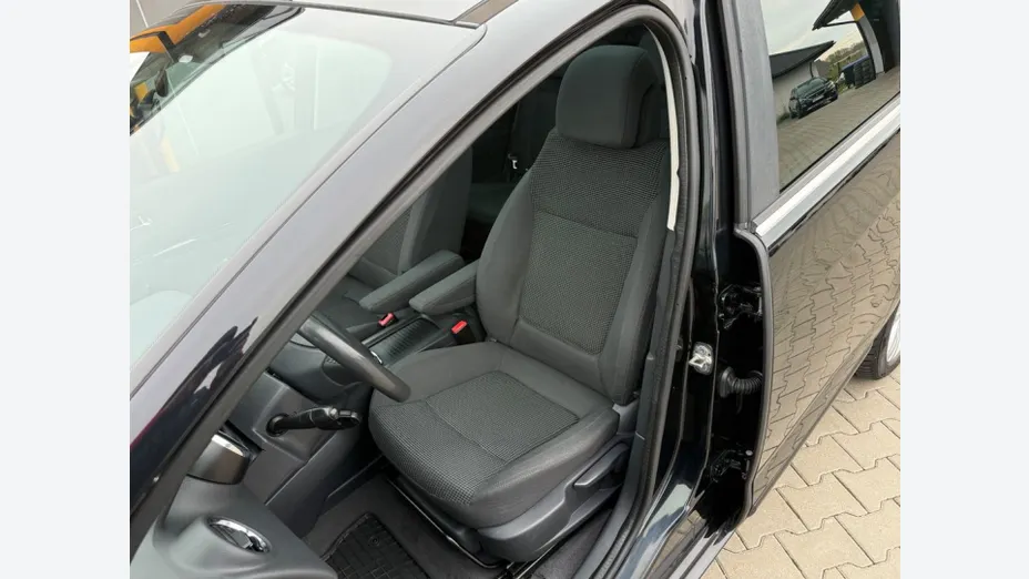 PEUGEOT 5008 -
