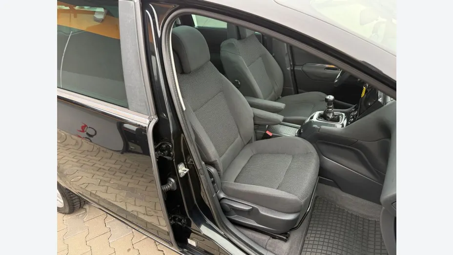 PEUGEOT 5008 -