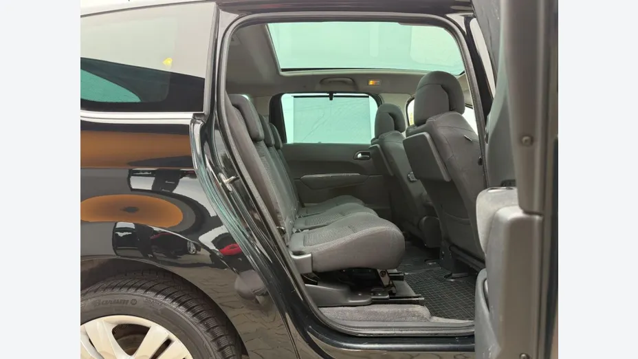 PEUGEOT 5008 -