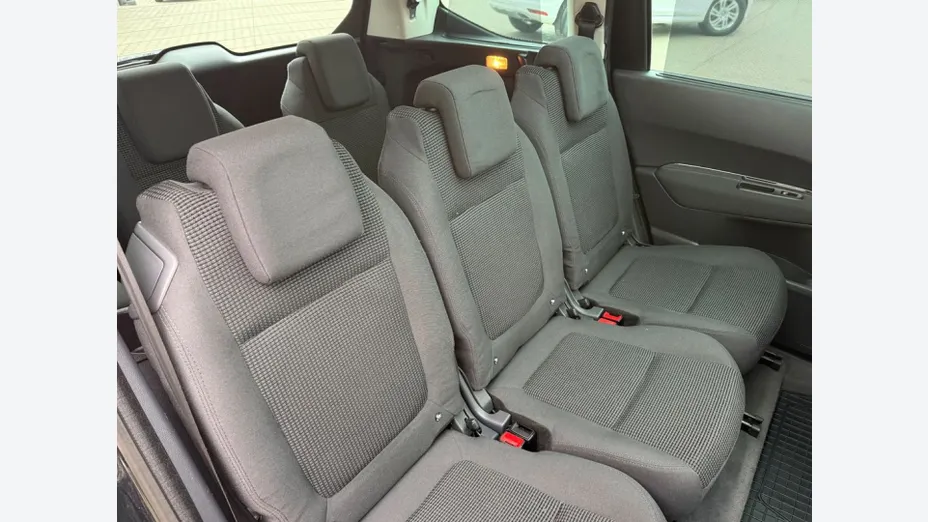 PEUGEOT 5008 -