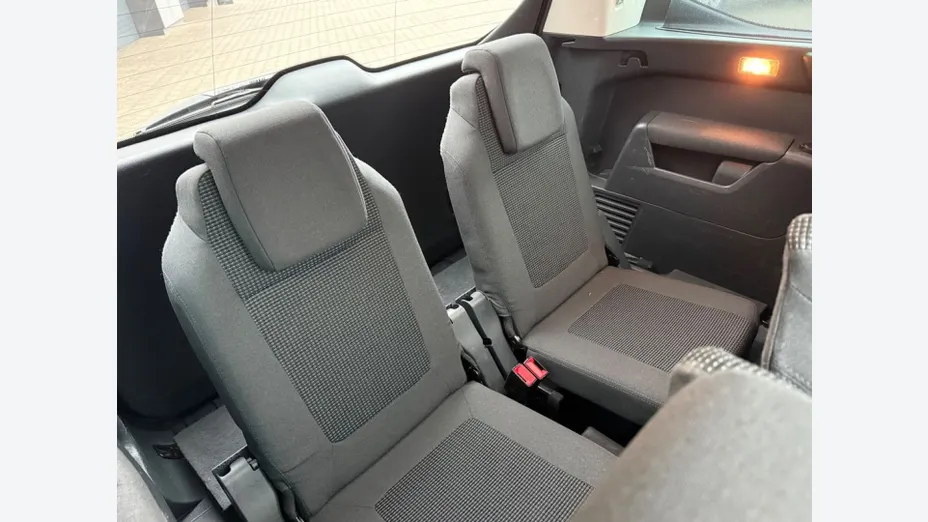PEUGEOT 5008 -