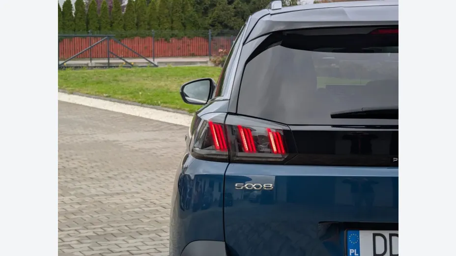 PEUGEOT 5008 -